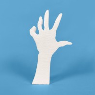 Mano che esce dal suolo in polistirolo da decorare