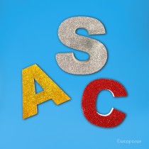 Letras de corcho con acabado en purpurina de color oro