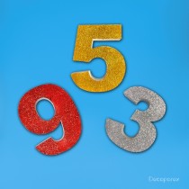 Números 20 cm de corcho con acabado en purpurina oro para celebraciones