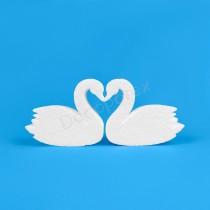 Cisnes formando corazón de poliestireno para San Valentín