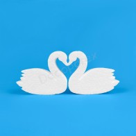 Cisnes formando corazón de poliestireno para San Valentín