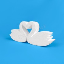 Cygnes formant un cœur en polystyrène pour la Saint-Valentin