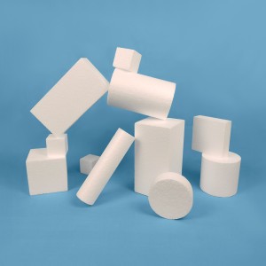 Bloques, cilindros y otras formas de poliespan para proyectos creativos